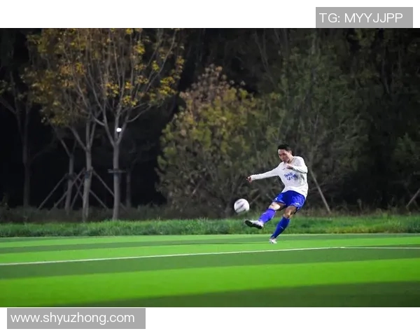 个性足球明星风采展现独特魅力的精彩瞬间与个性化形象解析