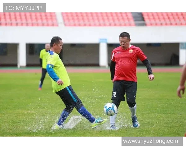 足球明星在赛场外的另一面:认真做作业的学习榜样